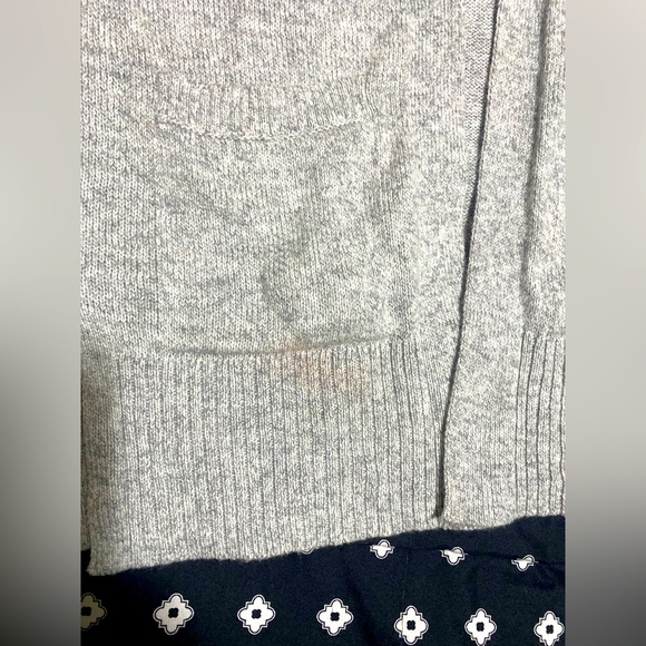 💰2/$10 Kids Grey Old Navy Cardigan- size m/8 - Picture 4 of 10